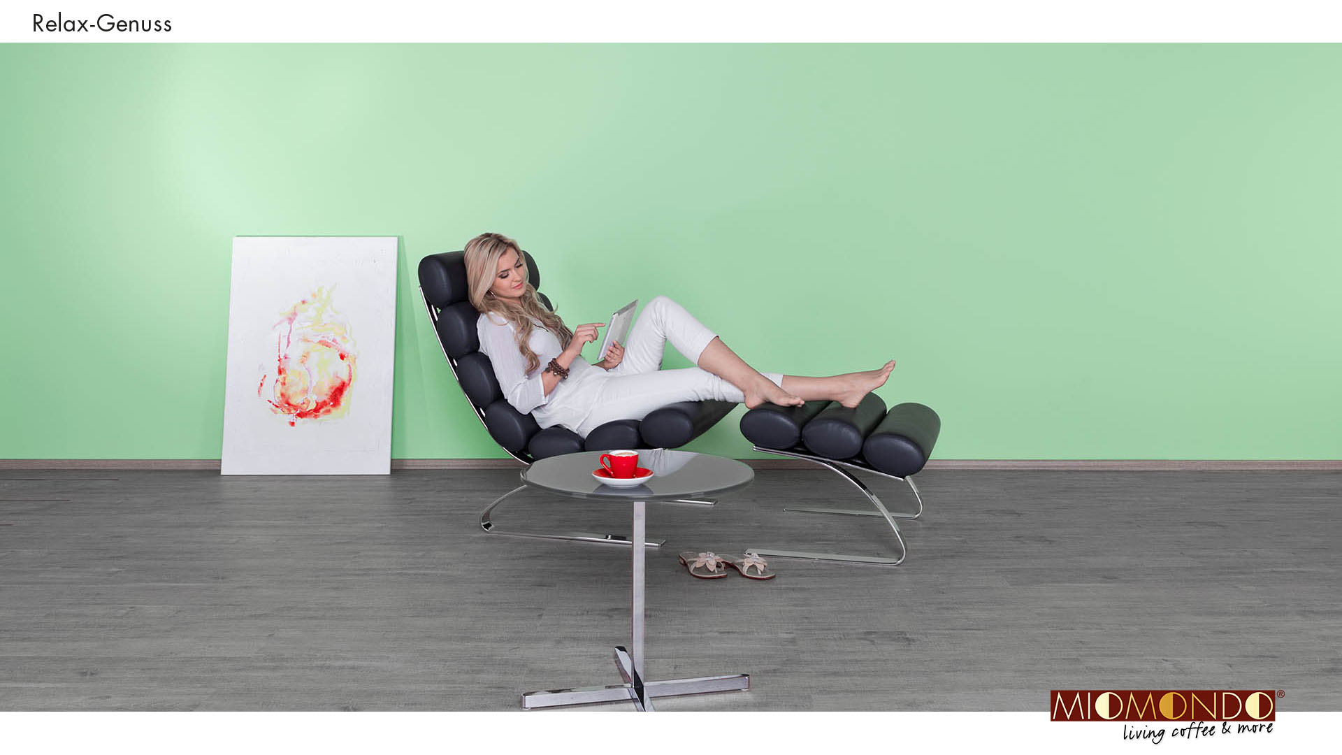 Scribble Werbeagentur nah bei Mönchengladbach zeigt eine Frau, die in einem Sessel relaxt.