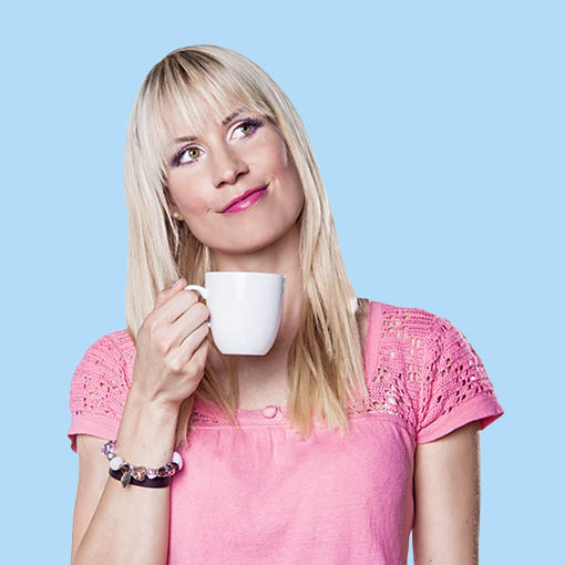 Scribble Werbeagentur nah bei Mönchengladbach zeigt eine Frau, der Kaffee schmeckt, als Key Visual zu Miomondo.