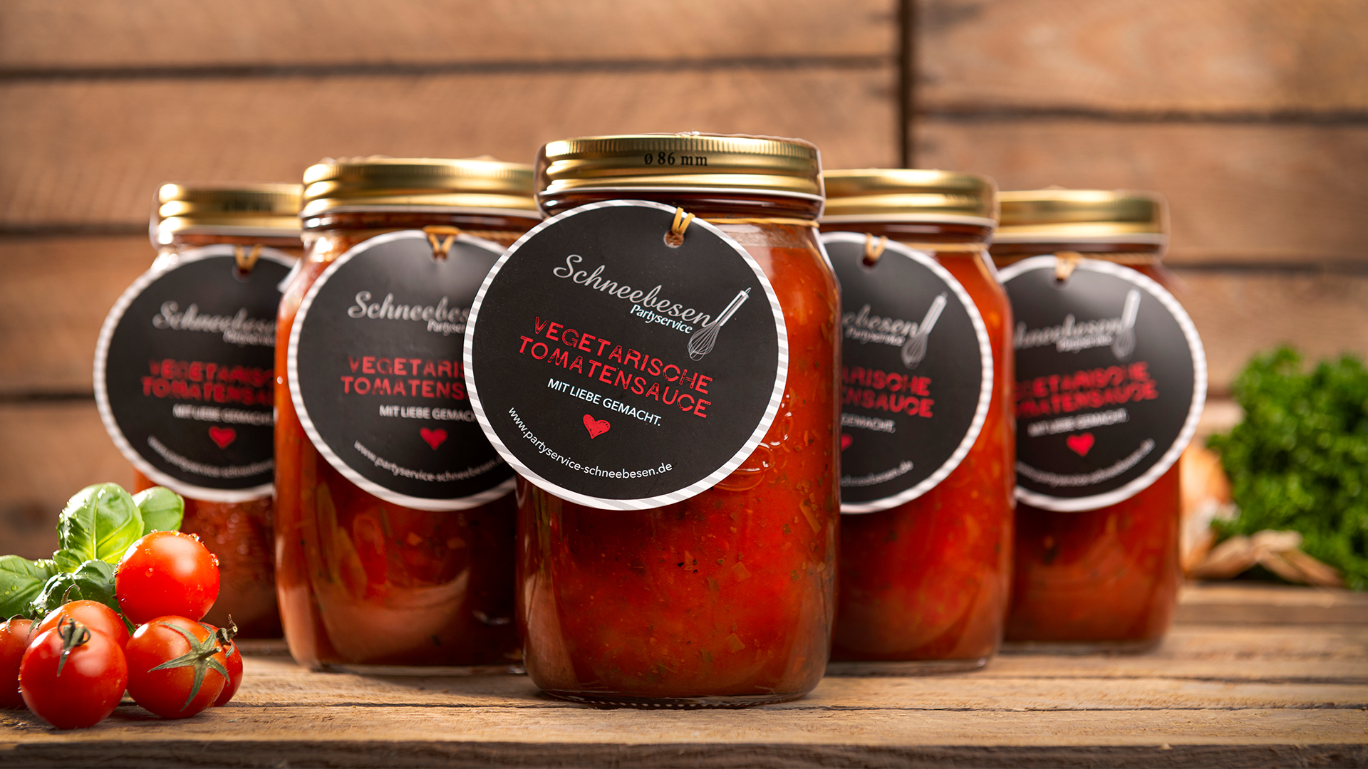 Scribble Werbeagentur nah bei Mönchengladbach zeigt Etiketten am Produkt vegetarische Tomatensause. 
