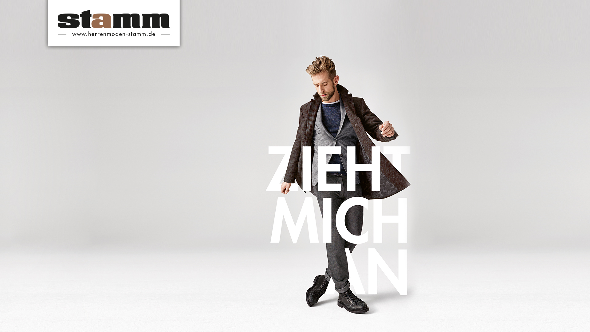 Scribble Werbeagentur nah bei Mönchengladbach zeigt einen Mann als Key-Visual, der sich freut, dass er gut angezogen ist.