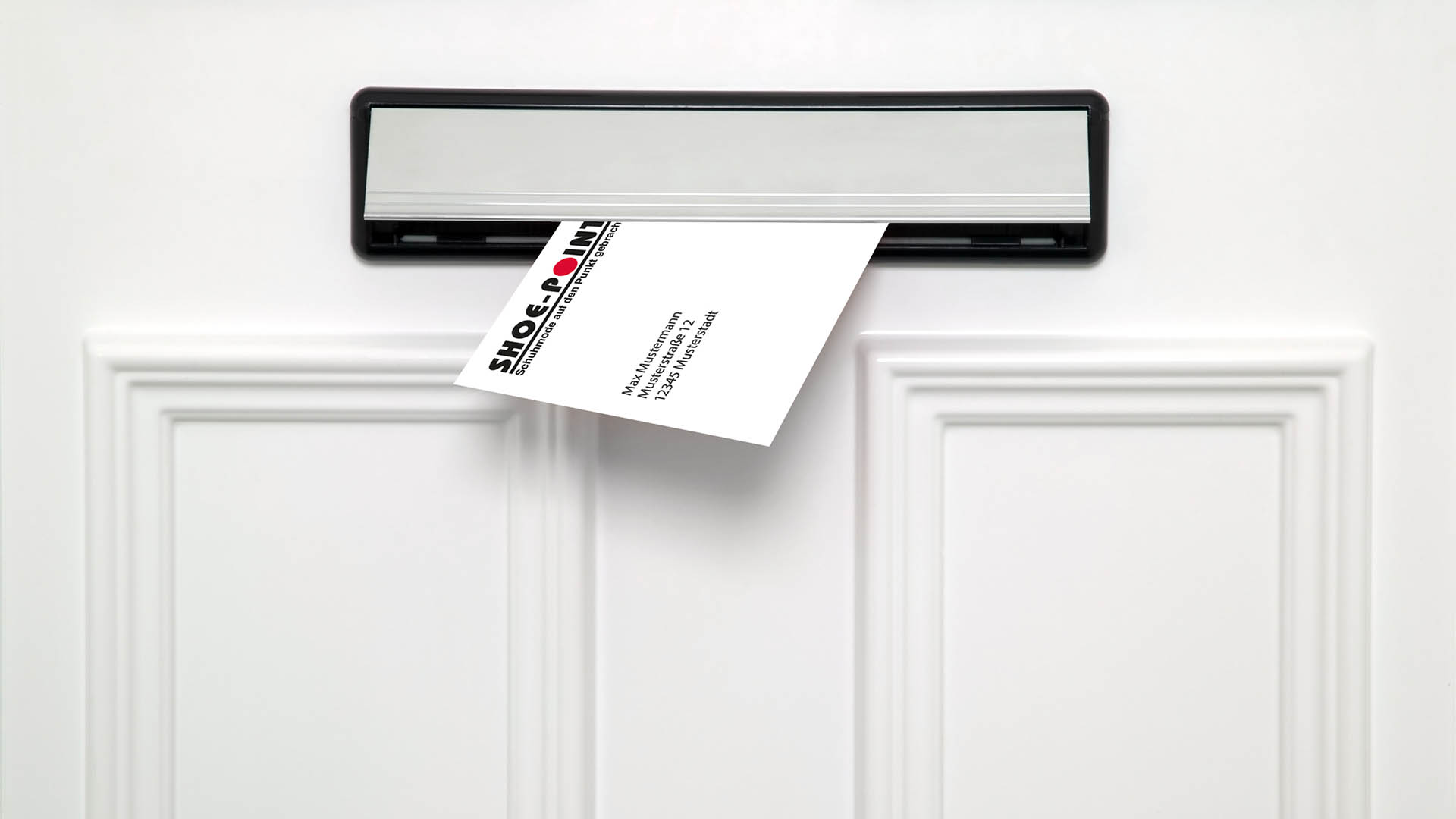 Scribble Werbeagentur in Geilenkirchen, Kreis Heinsberg, zeigt ein in einen Briefkasten eingeworfenes Mailing.